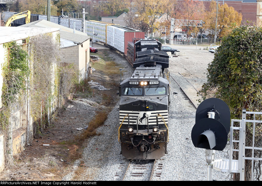 NS 9028 leads train E25 south on the "original" NS line